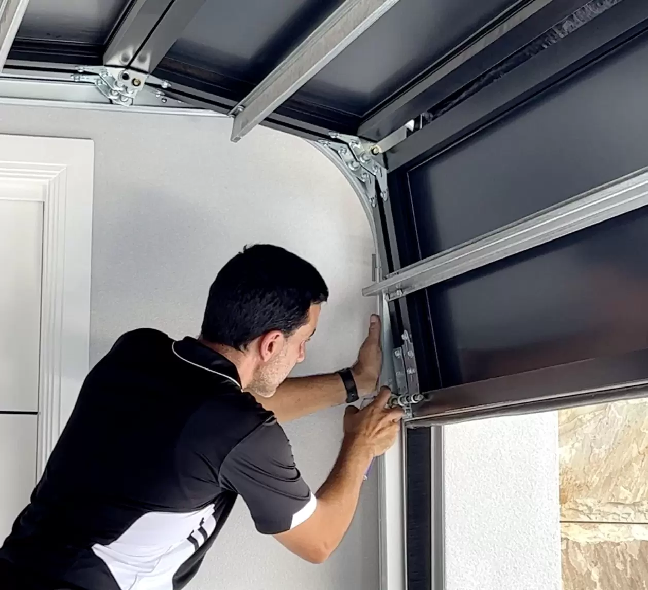 2_Garage-Door-Maintenance_Garage Door Repair Services_Parallax (1)