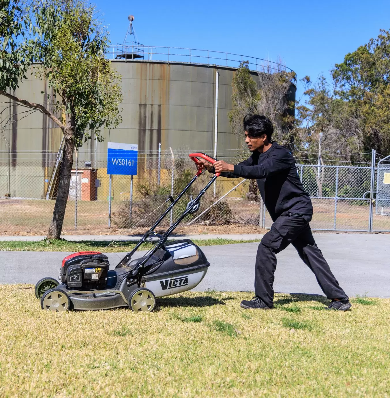 3_Lawn Mowing_53A7139_fullres (1)